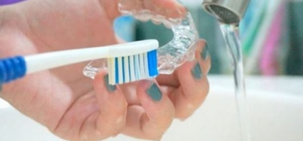 Cách vệ sinh khay niềng răng invisalign